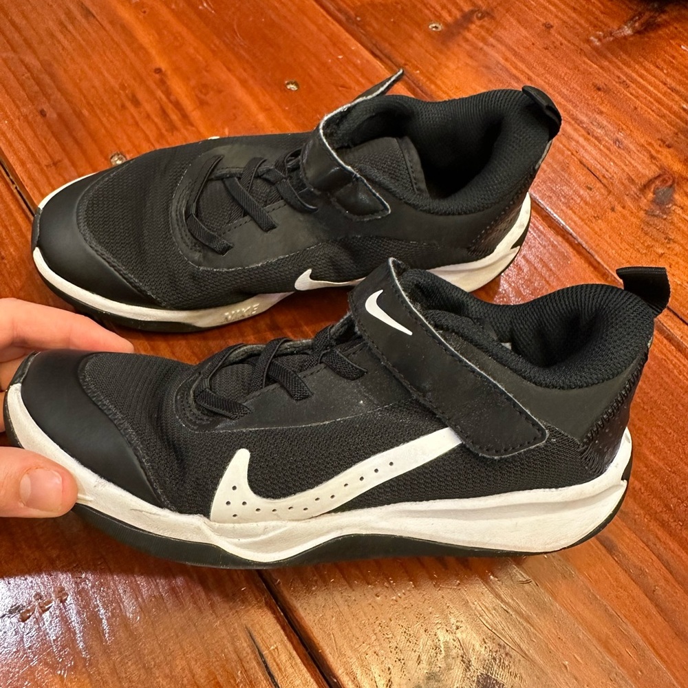 Nike Omni multi-court youth sneakers 3y